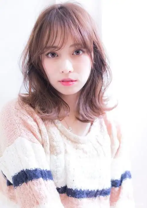 能把脸型衬托的好看,显得年轻有气质,这就是最好看的发型