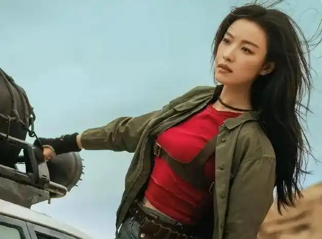 穿着军大衣在街上卖瓜打扮时尚又野性,吃戏一拍起来,倪妮可是豁得出去