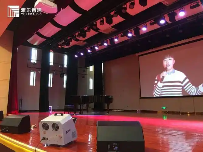 在小型舞台上,灯光设计应遵循以下原则:1.