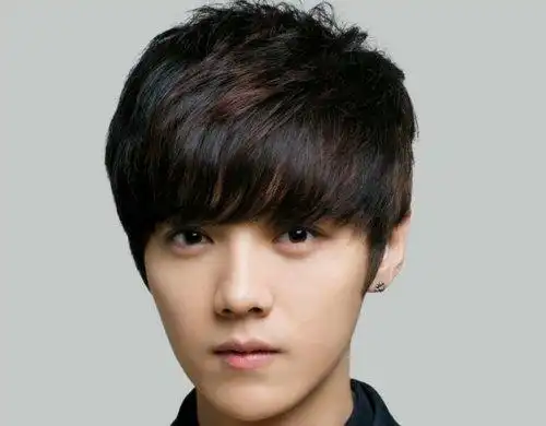 初中生男生剪什么发型好看 好打理短发还你最耀眼的校园之星