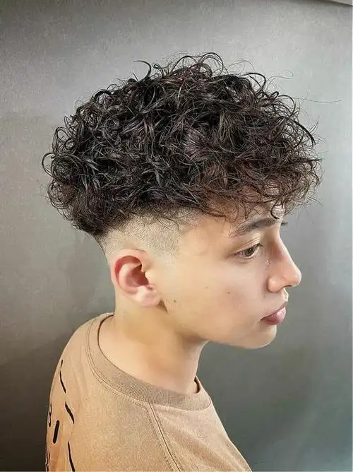 男士发型新风尚:两侧铲短头顶烫卷卷|卷发|脸型|时尚品味_网易订阅
