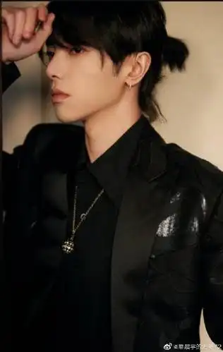 揪揪 in all black 亮片西装造型太飒了@华晨宇yu