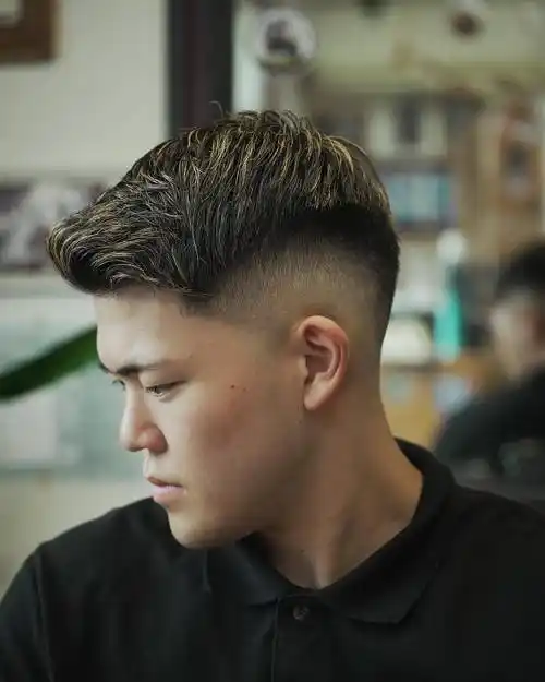 总之,两侧铲短男发以其清爽利落,时尚个性的特点,成为了现代男士发型