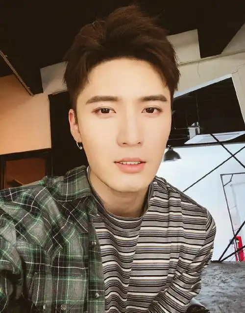 明星图片 大陆 男 刘海宽 > 刘海宽帅气生活照图片(3/8)刘海宽相关