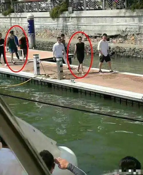 网友偶遇易烊千玺回家拜年,从身边骑自行车"飘过"帅到我