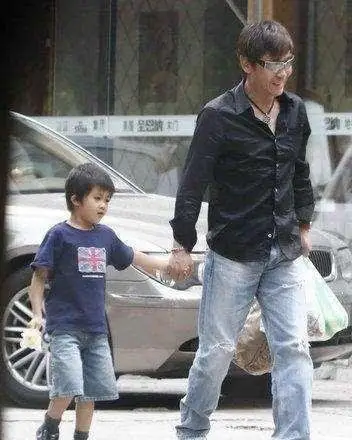 那英和高峰的儿子已经13 岁了 明星范十足