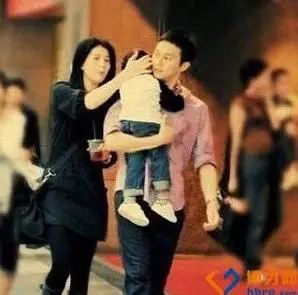 何炅老婆王菁婚纱照