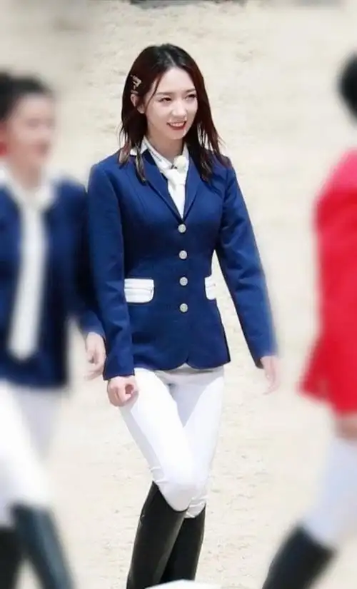 孟美岐穿蓝色练马服又飒又美轻抚白马超温柔