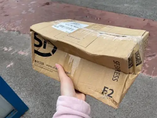 刚收到快递就立马去拿了结果顺丰送来的快递箱子都被压扁了01但心