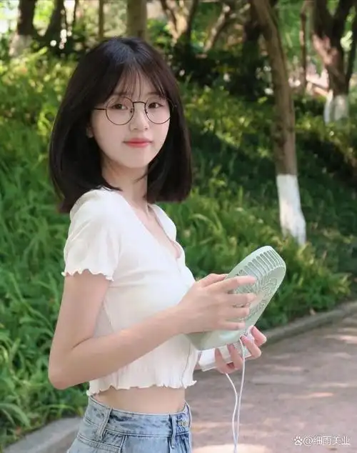 层次,流向,蓬松度,以及发型刘海的选择,设计的恰到好处,有着青春少女