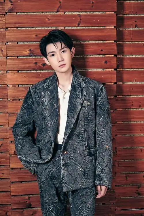 王源最新写真曝光 一身灰色牛仔水晶套装青春帅气|王源|写真曝光_新浪