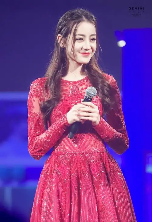 迪丽热巴身穿红色蕾丝亮片礼服裙美丽大方美艳动人.