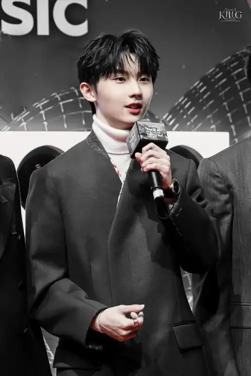 马嘉祺走红毯收到祝福的反应#2021/12/11 tmea 盛典红毯@时代少年团