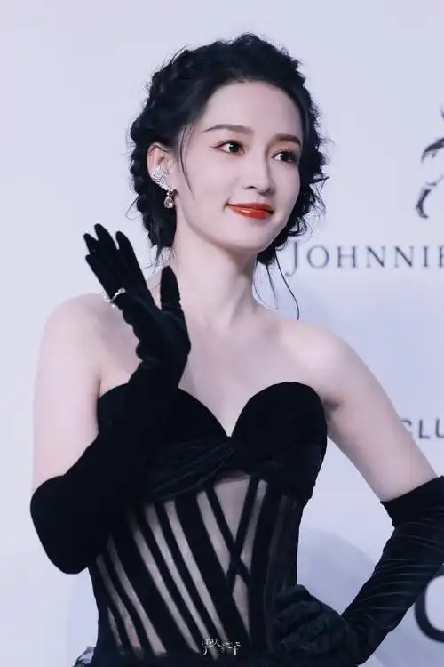 李沁黑天鹅##gq红毯