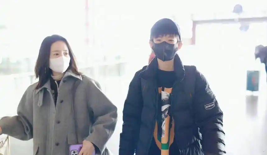 董洁潘粤明儿子近照曝光,14岁顶顶五官优越帅气,嘴角已长出胡须_母亲