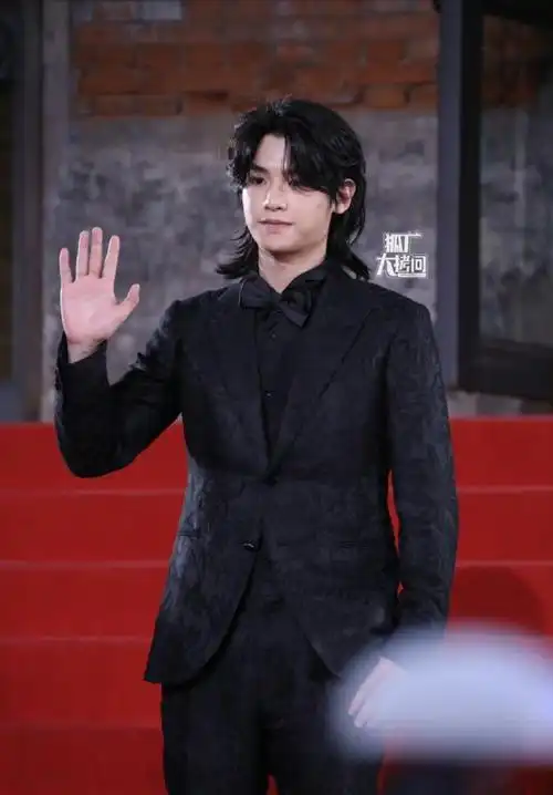 黄明昊长发狼尾造型