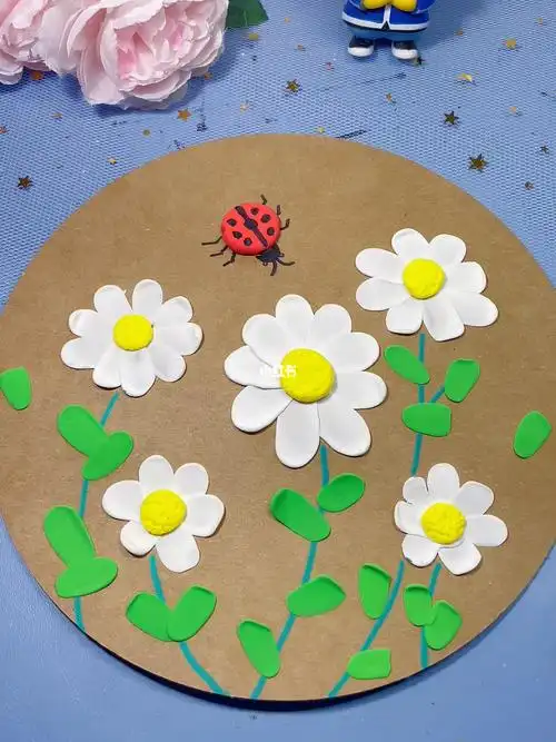 秋天到了,用粘土做一幅简单又漂亮的小雏菊创意粘土画吧!