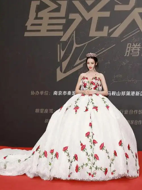 来看迪丽热巴红毯礼服造型合集果然时尚的完成度还是靠脸