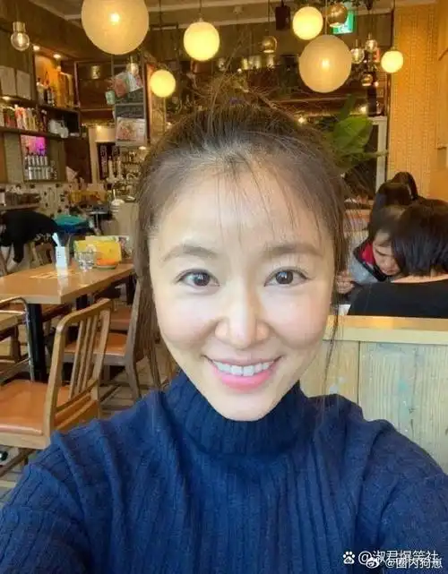 48岁的林心如这素颜照还是挺扛打的,这气质非常不错,不愧是紫薇格格!