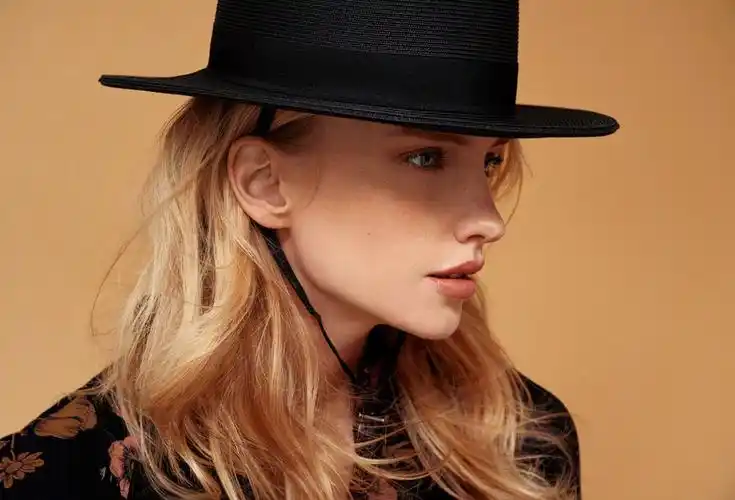 欧美人像时尚棚拍摄影作品很干净的片子