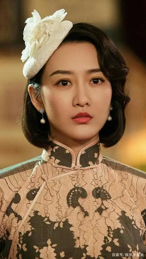 剧中的水墨画旗袍超级惊艳,深邃又有深情的眼睛让人忍不住爱上王鸥