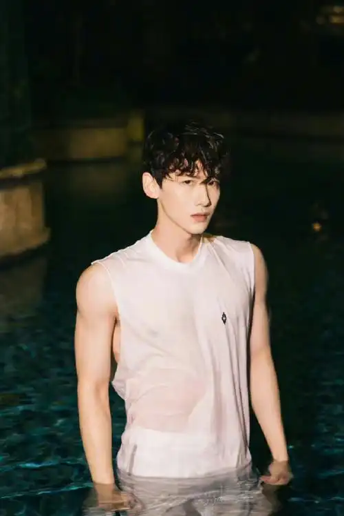 妥妥的猛男有腹肌的好吧!#白敬亭秀肌肉警告沈腾#9499