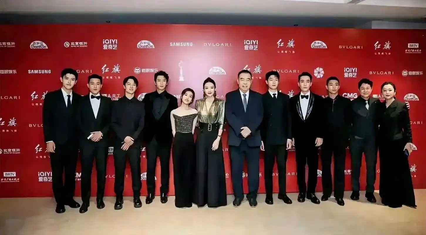 张艺谋官方身高168cm 跟175cm的张颂文站在一起大家看了后,有什么