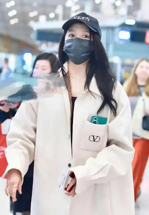 关晓彤出发走戛纳红毯!在机场上露马甲线美到大家,这身材好牛啊