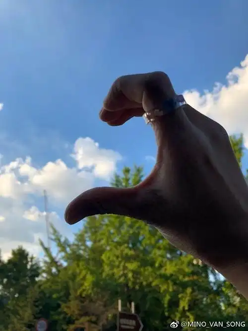 "我此刻却只想亲吻你倔强的嘴" 弹吉他唱情歌只给我一个人听 附比心图