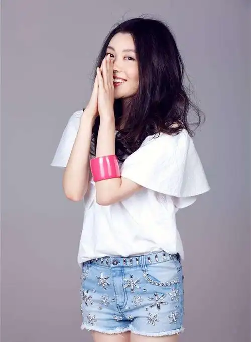 张妍个人写真二张妍凭在众多影视作品中,将人物形象拿捏的恰到好处