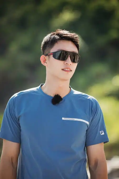 黄景瑜牵小蜗牛玩具的反差萌