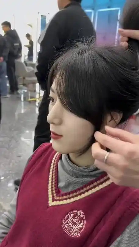 谁剪谁好看的修颜刘海法式刘海 同城美发店推荐 根据脸型设计发型