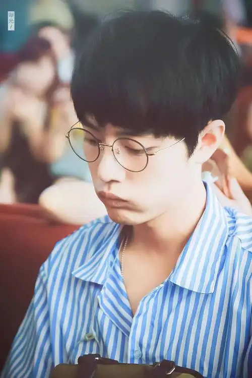 哥哥只是一只没有感情的小河豚 肖战嘟嘟嘴合集分享