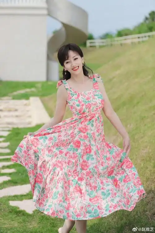 赵雅芝70岁生日照,纤腰,少女脸赛过40岁风姿,真是"人比花娇"|长裙|裙
