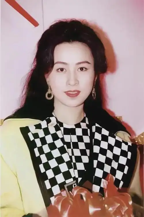 80年代年轻时刘嘉玲一头飘逸秀发温柔秀丽妩媚动人