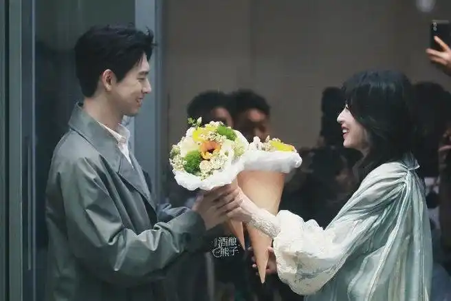 李现 x 周雨彤丨春色寄情人 新浪扫楼94 好养眼好般配的一对!