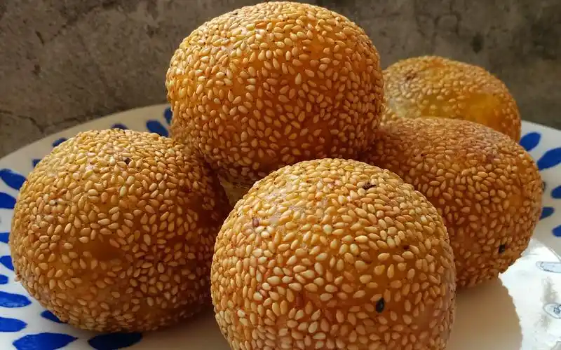 教你一个正宗炸麻团的诀窍,保证各个不空心,而且不回缩不开裂