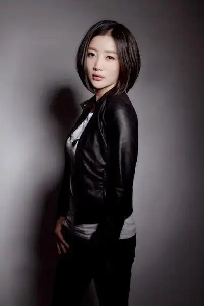 生死翻盘热拍王沫溪出境造型清新典雅