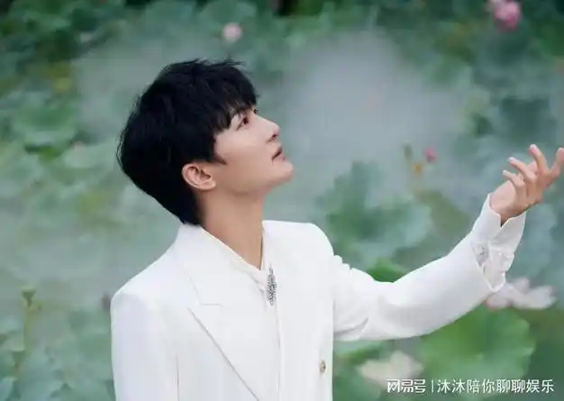 我希望与周深合作美依礼芽聊极乐净土舞台他的表现很棒