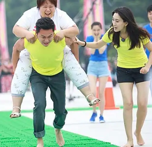 跑男玩指压板游戏