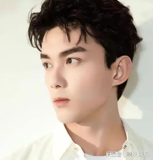 吴磊向涵之恋情又添实锤?不小心暴露了微信置顶,头像很像向涵之