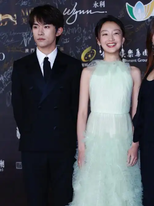 周冬雨穿露背长裙秀身材却被易烊千玺表情抢镜