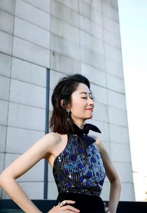 刘敏涛厉害!44岁还有"蝴蝶肩",穿亮片上衣配高腰阔腿裤太美