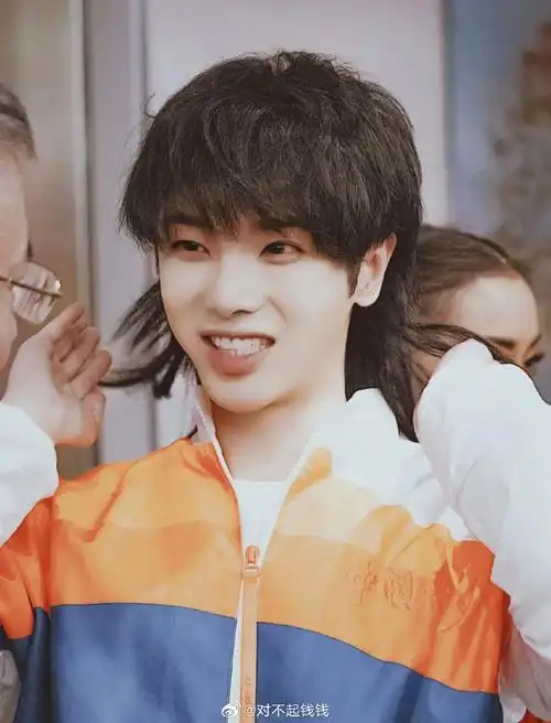 华晨宇狼尾挑染好绝