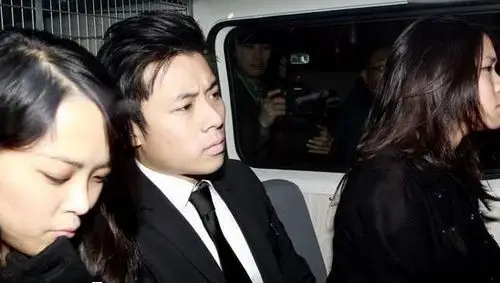 组图霍启刚伴郎霍启仁帅气逼人与女友秀甜蜜