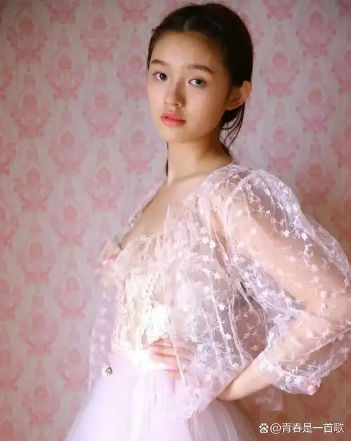 林允早期的照片展现了她独特的气质,即使简单的造型也掩盖不住她的