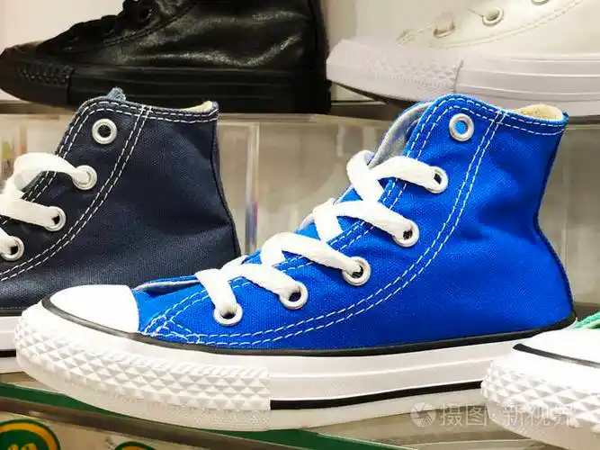 在不同的颜色,在一家奢侈品店卖运动鞋