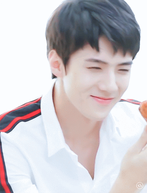 吴世勋# 太喜欢小芬的笑容了真是看到就被治愈我们小乖一定是吃