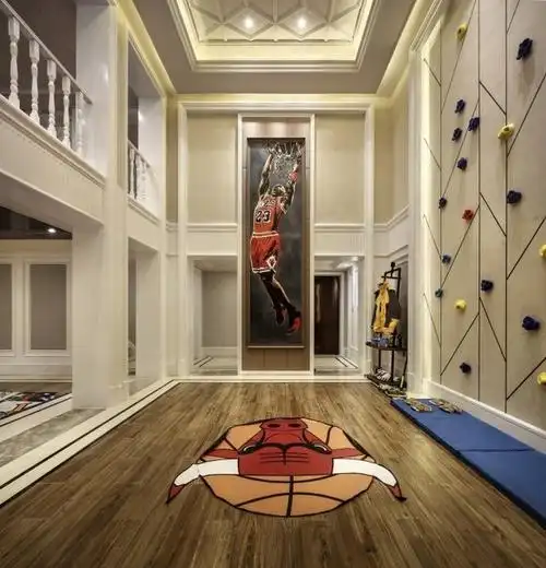 地下室专为男孩打造的室内篮球场,再大的风雨也可以和朋友们一起练球