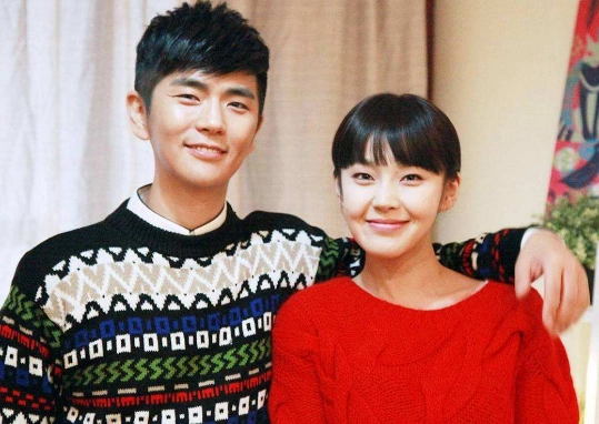 张佳宁与男子亲密互动疑和叶祖新分手网友可能是她舅舅